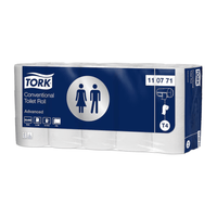 Ce carton contenant des petits rouleaux de papier toilette Tork 110771 portant la mention « Advanced » présente un emballage bleu et blanc orné de symboles de toilettes et d’un distributeur de rouleaux. Il contient 30 rouleaux, chacun offrant la qualité « Advanced » à deux couches, identifiés par le code produit 11 07 71 et dotés d’un indicateur T4. Idéal pour tous vos besoins en papier toilette en petits rouleaux.