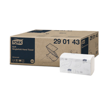 Eine Schachtel Tork 290143 weiche Zickzack-Handtücher Advanced H3 2-lagig wird neben einer offenen Packung mit Blattdesign ausgestellt. Die Schachtel mit der Modellnummer 29 01 43 weist ein blau-beiges Farbschema auf, das ideal zum Advanced H3 Tork Spender-Setup passt.