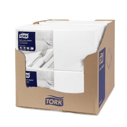 Ein Karton enthält mehrere Packungen Tork 477414 Soft Lunchservietten, wobei jede Packung das TORK-Logo und Produktinformationen trägt. Die Servietten, 3-lagig für längere Haltbarkeit, sind ordentlich in der teilweise geöffneten Schachtel gestapelt.