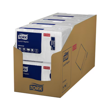 Un carton avec plusieurs paquets de serviettes de déjeuner Tork 509300 Blanc Universel 1-couche de TORK – Essity Professional Hygiene Germany GmbH. L'emballage principalement blanc présente des accents bleus et rouges et montre le nom de la marque, les détails du produit et souligne que les serviettes sont industriellement compostables, ce qui les rend parfaites pour les fast-foods.