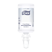 The Tork 520701 Sensitive Premium S4 Hand Foam Soap (1000 ml) from TORK – Essity Professional Hygiene Germany GmbH comes in a clear bottle with a bottom-mounted dispenser. The label bears the inscriptions “Gentle on the Skin,” “Foam Soap,” and “Sensitive,” and the product is ECARF-certified.