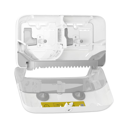 Le distributeur à double rouleau Tork 558040 pour papier toilette midi sans mandrin Elevation T7 de Essity Professional Hygiene Germany GmbH dispose d'un design ouvert avec des sections transparentes, mettant en valeur les mécanismes internes et la fonctionnalité écologique pour contenir et distribuer. Il dispose d'un bord dentelé visible, d'une étiquette d'instructions jaune et est compatible avec le papier toilette midi sans mandrin.