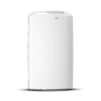 Il cestino per rifiuti Tork 563000 Elevation da 50 litri B1 di TORK – Essity Professional Hygiene Germany GmbH è un elegante cestino bianco da appoggio, caratterizzato da bordi lisci e da un design minimalista. Offre opzioni di installazione flessibili, poiché si adagia con eleganza su qualsiasi superficie piana.