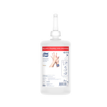 Abgebildet ist eine Tork Flüssigseife zur Händedekontamination Spender-Nachfüllflasche mit einer Düse. Das Etikett zeigt Anwendungshinweise, den Markennamen TORK – Essity Professional Hygiene Germany GmbH und Produktdetails. Die transparente Flasche gibt den Blick auf die Flüssigkeit im Inneren frei und betont so die Verwendung in der Lebensmittelverarbeitung. Das Etikett ist überwiegend in den Farben Rot und Weiß gehalten.