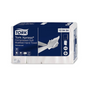Packung mit Tork Xpress® 120454 Komprimierte Weiche Multifold-Handtücher. Die Verpackung ist blau-weiß gestaltet und zeigt Bilder, die die Verwendung der Handtücher demonstrieren und so die Nachhaltigkeit betonen. Der Produktcode 12 04 54 ist deutlich sichtbar. Marke: TORK - Essity Professional Hygiene Germany GmbH.