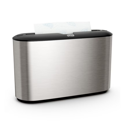 Il dispenser da tavolo Tork Xpress® 460005 per asciugamani piegati a ventaglio di Essity Professional Hygiene Germany GmbH si distingue per un design in acciaio inossidabile sofisticato. Il suo esterno argentato è accentuato da una parte superiore nera, con una sezione di asciugamani di carta bianchi che sporge elegantemente dalla fessura superiore. Ideale per gli utenti di asciugamani piegati a ventaglio che apprezzano sia lo stile che la funzionalità.