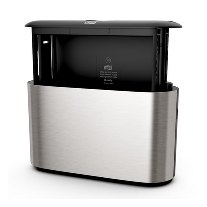 Presentiamo il dispenser da tavolo Tork Xpress® 460005, un elegante dispenser automatico in acciaio inossidabile con design moderno, ideale per asciugamani piegati a ventaglio. Questo prodotto di TORK – Essity Professional Hygiene Germany GmbH presenta una parte superiore nera con un sensore visibile al centro e aperture laterali per una facile erogazione degli asciugamani.