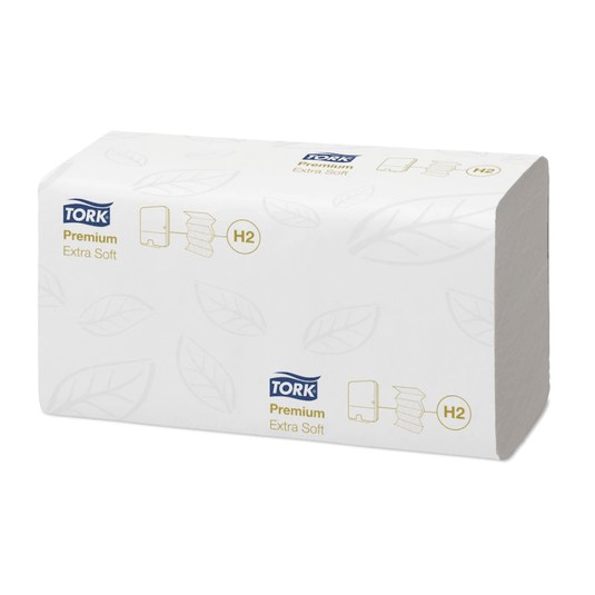 Viene presentata una confezione rettangolare di asciugamani Tork Xpress® 100297 Multifold extra morbidi H2, contenuta in una confezione bianca con un discreto motivo a foglie. Le scritte «Tork Xpress®» e «H2» sono stampate in blu e oro e riflettono la qualità premium di TORK – Essity Professional Hygiene Germany GmbH.
