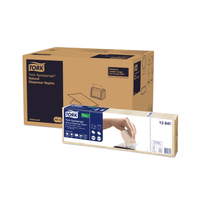 Dans un carton portant la mention « Tork Xpressnap® 13840 Serviette en distributeur Nature avec symbole environnemental Advanced N4 1 couche », se trouve une pile de serviettes écologiques à une couche, fabriquées à partir de fibres recyclées. Une illustration montre une main tirant une serviette du distributeur. Le produit est commercialisé par TORK – Essity Professional Hygiene Germany GmbH.