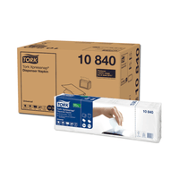 La photo du produit montre un carton contenant huit paquets de Tork Xpressnap® 10840, serviettes blanches universelles en 1 couche, conditionnées en distributeur, de la marque TORK – Essity Professional Hygiene Germany GmbH. Chaque paquet met en avant le retrait d'une seule serviette et représente une main tirant une serviette, afin de souligner la réduction de la consommation et les avantages environnementaux.