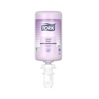 Un flacone trasparente di sapone liquido di lusso Tork, prodotto da Essity Professional Hygiene Germany GmbH, contrassegnato con le diciture «Lusso» e «Delicato sulla pelle», arricchito con estratto di magnolia. Il sapone è di colore viola e fa parte del sistema S4; è dotato di un beccuccio dosatore nella parte inferiore e ha una capacità di 1000 ml.