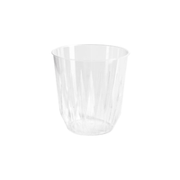 Un verre à boisson transparent « Diamond » de 250 ml de la marque Duni GmbH, au design à facettes et au bord lisse, se présente vide sur un fond blanc sobre, prêt à accueillir votre boisson fraîche préférée. Lot de 30 pièces.