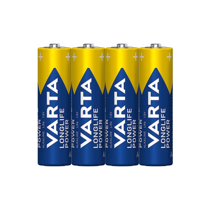 Vier Varta Longlife Power 4906 AA Batterien (LR6, 4 Stück in Folie) stehen aufrecht nebeneinander. Die blauen und gelben Labels der Marke Varta AG zeigen ihre Eignung für Geräte mit hohem Energiebedarf.