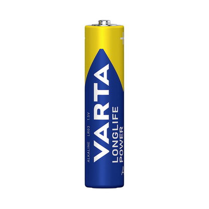 Una singola batteria Varta Longlife Power Micro AAA. La batteria è prevalentemente blu con un grande triangolo blu e accenti gialli, oltre al logo del marchio e ai dettagli del tipo della Varta AG.
