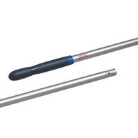 Nella foto sono raffigurate due sezioni del manico in alluminio Vileda Professional Clip blu - 150 cm. La sezione superiore è dotata di un'impugnatura ergonomica con rivestimento blu e logo rosso. La sezione inferiore, prodotta da Vileda GmbH, presenta due piccoli fori per il fissaggio ed è compatibile con il sistema a quattro colori.