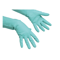 Un paio di guanti multiuso Vileda Professional, noti come “Il guanto multiuso di classe” della Vileda GmbH, di colore verde, sono raffigurati con eleganza su uno sfondo bianco, con il palmo di un guanto rivolto verso l’alto e quello dell’altro verso il basso, perfetti per i lavori di pulizia.