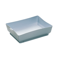 Le tamis Vileda 444 x 339 x 124, proposé par la société Vileda GmbH, est un récipient rectangulaire en plastique gris clair, doté de parois légèrement bombées et d'un fond perforé. Il est muni d'une petite poignée sur un côté, ce qui facilite sa manipulation dans les environnements soumis à des contrôles de contamination.