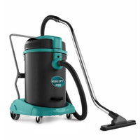 L'aspirapolvere per liquidi e solidi Arcora Wd 80/2 Pt, con ampio serbatoio, prodotto da Arcora International GmbH, è dotato di un ampio corpo di colore nero e verde acqua, un tubo flessibile, un'impugnatura in metallo e quattro ruote: perfetto per la pulizia professionale su qualsiasi superficie. Raffigurato su sfondo bianco.