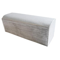 Une pile de papier plié CWS blanc naturel, pliage en C, 1 épaisseur, en papier recyclé, au format pratique en pliage en C. Essuie-mains en papier écologiques de CWS – carton contenant 24 paquets.