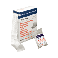 Derrière le bandage partiellement déroulé, on aperçoit un carton contenant un paquet de bandages tubulaires en filet Holthaus Ypsinetz de niveau 4, fabriqués par la société Holthaus Medical GmbH & Co. KG. Des textes en plusieurs langues sont imprimés sur le carton, devant lequel est posé le paquet.