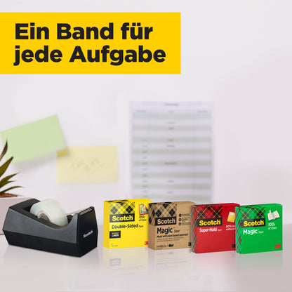 Ein schwarzer Klebebandabroller steht neben einem Vorteilspack mit 14 Rollen Scotch® Magic™ Unsichtbares Klebeband (19 mm x 33 m) von 3M Deutschland GmbH in bunten Schachteln. Unscharf im Hintergrund: eine Papiertafel und grüne Haftnotizen.