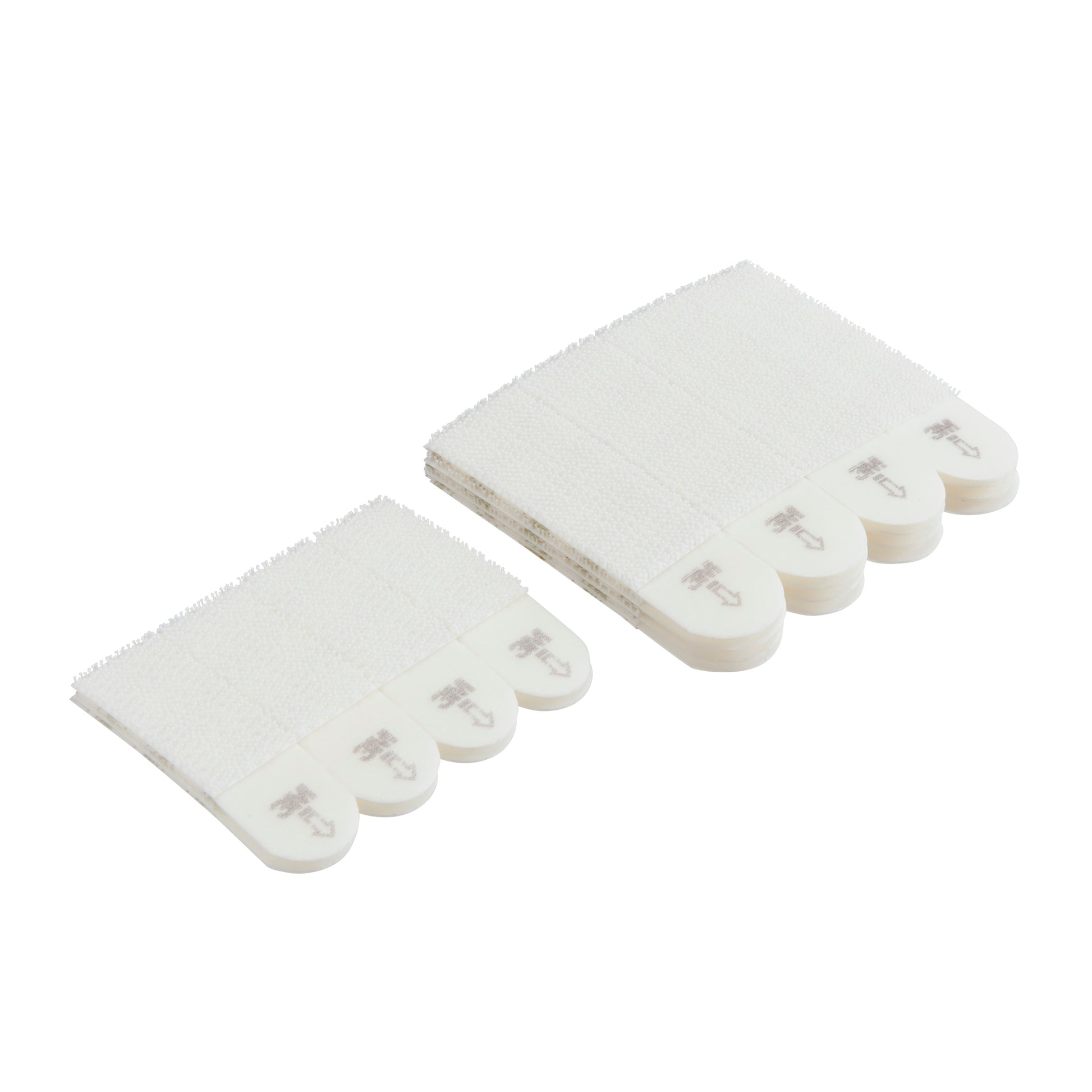 Zwei Stapel 3M Command™ Bilder-Montage Strips 17203 (Vorteilspack, 8×M + 4×S, Weiß, 7 Packungen) nebeneinander auf weißem Hintergrund; jeder Streifen hat eine Lasche mit einem Hand-Zieh-Symbol zum beschädigungsfreien Entfernen.