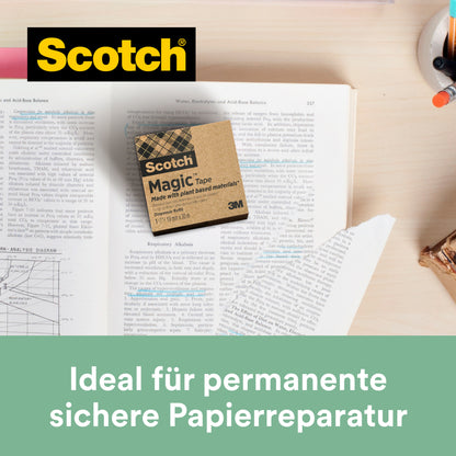 Eine Schachtel 3M Scotch® C38 Tischabroller schwarz + Scotch® Magic™ Klebeband (66% pflanzlicher Klebstoff, 19mm x 33m, 3 Rollen) ruht auf einem Buch. Oben ist das Scotch-Logo zu sehen, unten der Schriftzug "Ideal für permanente sichere Papierreparatur".