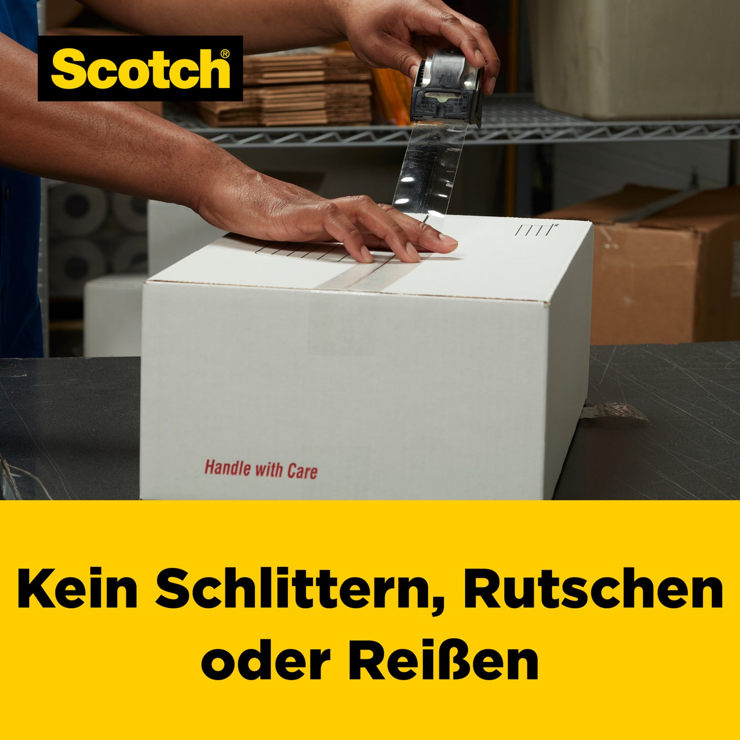Eine Person verschließt einen Karton mit der Aufschrift "Handle with Care" mit Scotch® Box Lock™ Verpackungsklebeband (48 mm x 20,3 m) der 3M Deutschland GmbH; das Bild zeigt das Scotch-Logo und den deutschen Text: "Kein Schlittern, Rutschen oder Reißen.