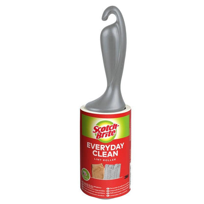 The Scotch-Brite™ Everyday Clean Lint Roller from 3M Deutschland GmbH with 30 sheets and a gray, curved handle effortlessly removes lint and hair. The packaging shows clean fabrics and emphasizes its versatile usability.