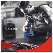 Ein Mann wischt sich die Hände mit einem blauen WypAll® ForceMax PowerClean Tuch (Kimberly-Clark GmbH) neben einem Automotor ab. Der Schriftzug "ÖL & SCHMUTZ" ist auf dem schwarz-weißen Foto mit einem roten Bogen darunter zu sehen. Abgebildet: 1 Spenderbox, 40 Blatt/Karton.