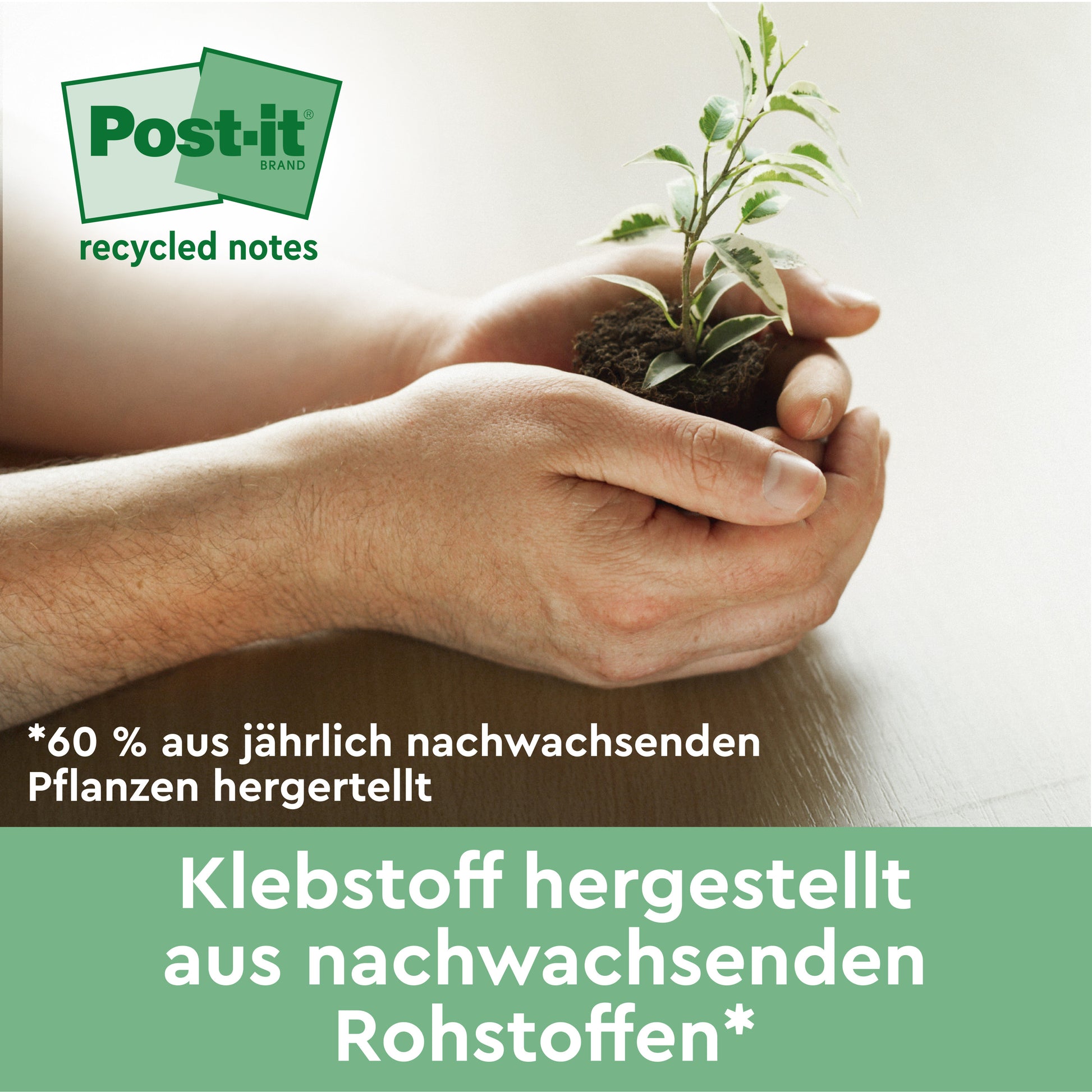 Ein Paar Hände hält einen Setzling mit Erde. Deutscher Text wirbt für Post-it® Super Sticky 100 % Recycling Notes (47,6 x 47,6 mm, 70 Blatt/Block, 100% PEFC) von 3M Deutschland GmbH. Im Hintergrund ist ein grüner Tisch zu sehen.