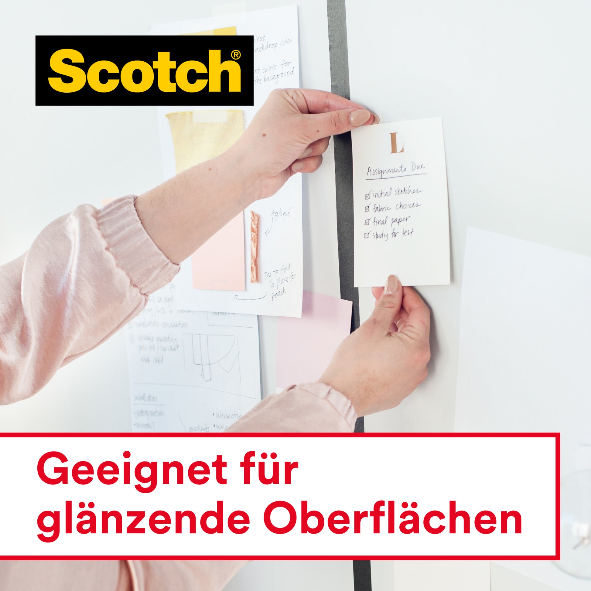 Eine Person benutzt Scotch® Crystal Klebeband (19mm x 25m + 5m gratis, 1 Rolle, Handabroller) von 3M Deutschland GmbH, um eine Notiz an einem Whiteboard zu befestigen. Das Bild zeigt das Scotch-Logo und "Geeignet für glänzende Oberflächen".