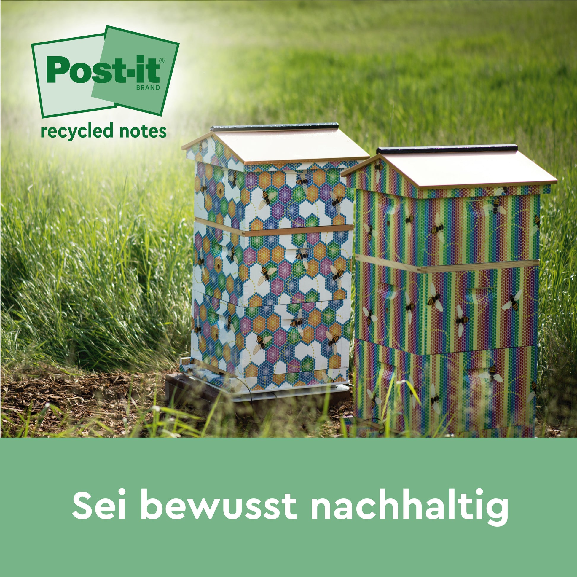 Zwei gelbe sechseckige Bienenstöcke stehen im Gras unter einem teilweise sonnigen Himmel. Über ihnen erscheint das Post-it® Recycling Z-Notes Logo, darunter der deutsche Text "Sei bewusst nachhaltig". Produkt: 3M Post-it® Recycling Z-Notes, 100% PEFC.