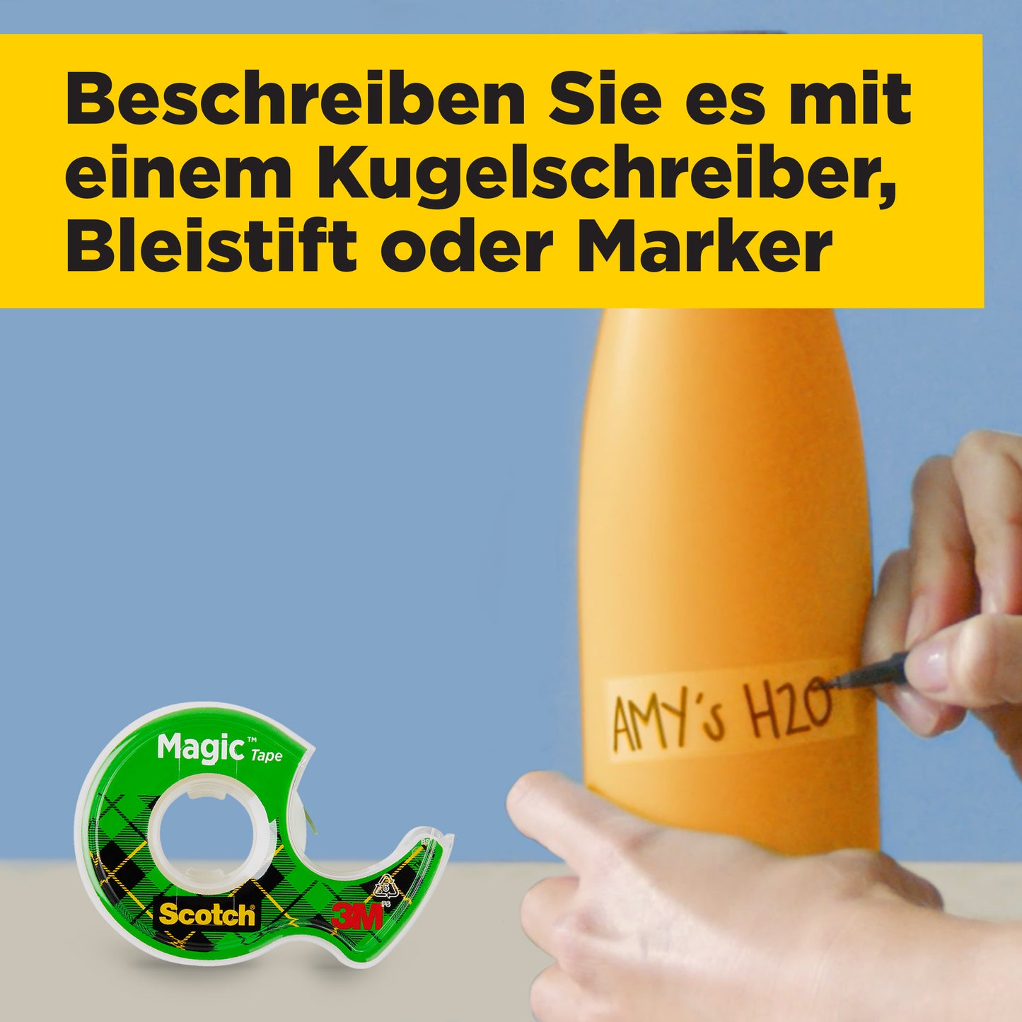 Eine Hand beschriftet eine orange Flasche mit "AMY's H2O". Im Vordergrund liegt Scotch® Magic™ Unsichtbares Klebeband (19 mm x 25 mm, 1 Rolle auf Handabroller/Packung + 5 m GRATIS) von 3M Deutschland GmbH. Oben ein gelber deutscher Textblock.