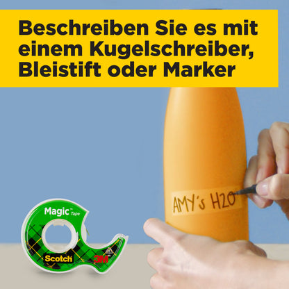 Eine Hand beschriftet eine orangefarbene Flasche mit "AMY'S H2O" und hält dabei einen schwarzen Stift. Im Vordergrund steht das Scotch® Magic™ Unsichtbares Klebeband 8-1915R3/2 von 3M Deutschland GmbH - Aktionspackung mit 2 Rollen + 1 GRATIS-Rolle.