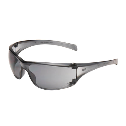 Les lunettes de protection 3M™ Virtua™ AP avec verre gris de 3M Deutschland GmbH offrent une protection oculaire légère et confortable avec un design enveloppant et une monture en plastique robuste pour une sécurité fiable.