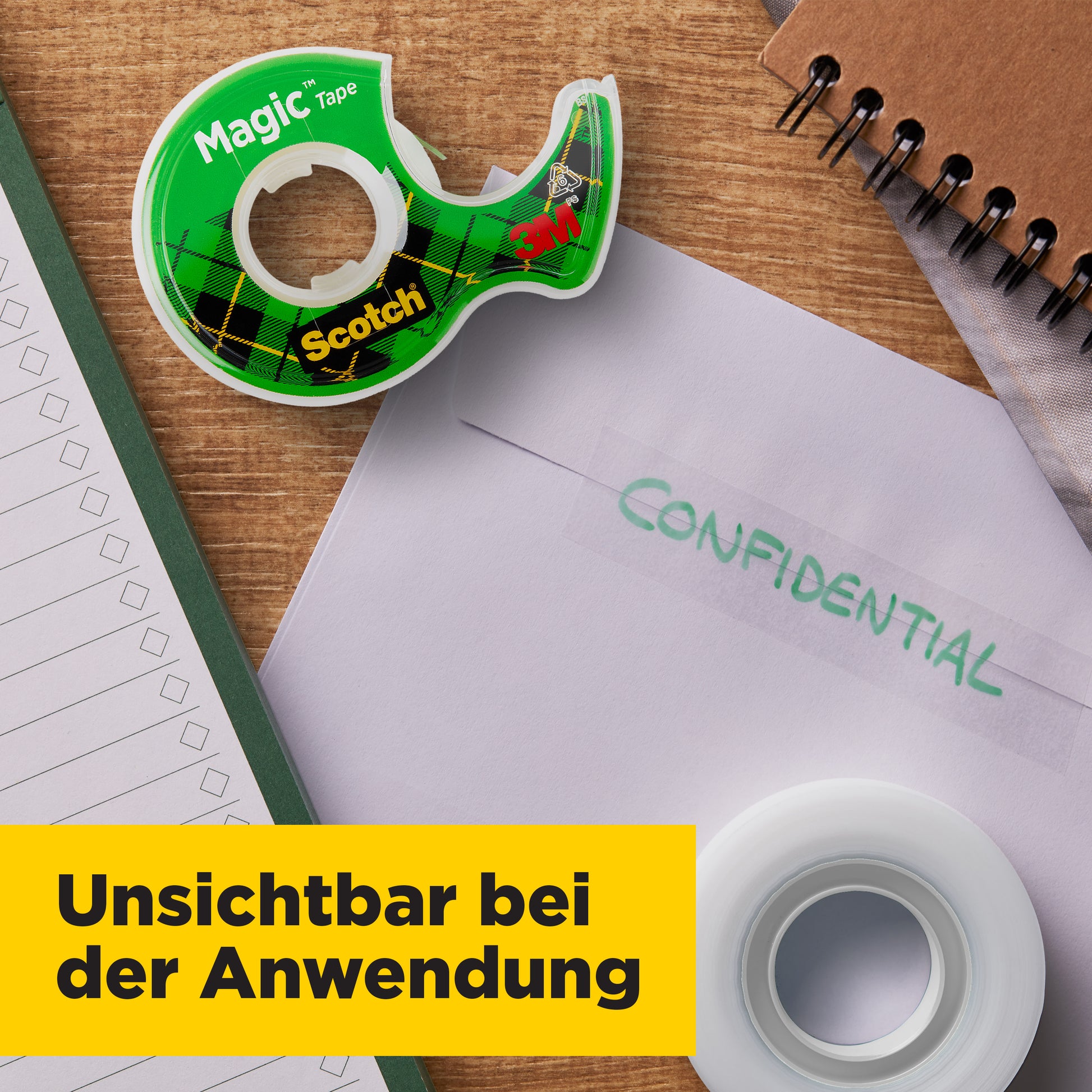 Eine Rolle Scotch® Magic™ Unsichtbares Klebeband (3M Deutschland GmbH) liegt neben einem Notizblock, einem "CONFIDENTIAL"-Umschlag und einem Notizbuch; eine zweite Rolle ist dabei. Auf Deutsch steht: "Unsichtbar bei der Anwendung.