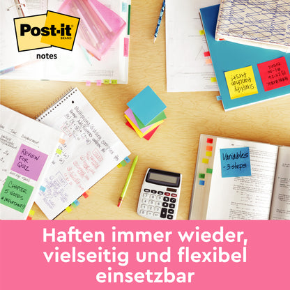 Ein Schreibtisch mit aufgeschlagenen Büchern, handschriftlichen Notizen, einem Taschenrechner, Stiften, bunten Haftnotizen und einem 3M Post-it® Notes Pack (rosa, 76x76mm, 100 Blatt/Block, 6 Blöcke/Pkg), PEFC-zertifiziert für Wiederverwendbarkeit und Vielseitigkeit. Der deutsche Text hebt diese Eigenschaften hervor.