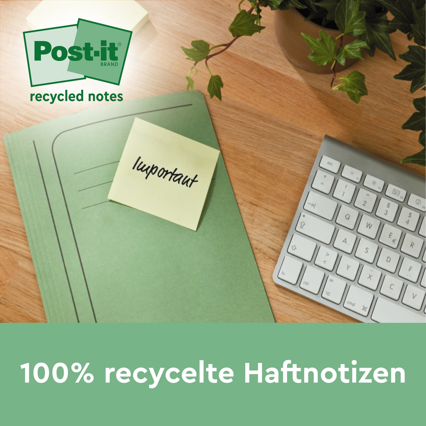 Ein grüner Ordner mit einem Post-it® Recycling-Zettel mit der Aufschrift "wichtig" liegt auf einem Holztisch neben einer Tastatur und einer Pflanze. Der Text lautet "100% recycelte Haftnotizen". Marke: 3M Deutschland GmbH, 76 x 76 mm, 100 Blatt, 100% PEFC.