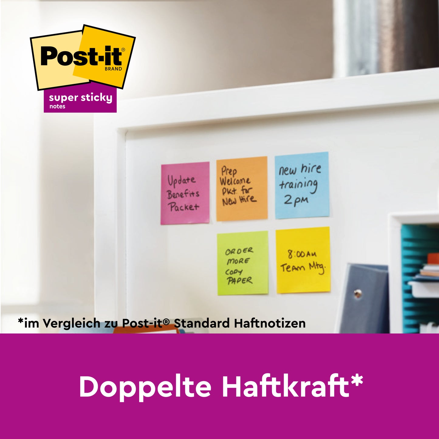 Ein Whiteboard zeigt 3M Post-it® Super Sticky Notes, verschiedene Farben, 76x127mm, 90 Blatt/Block, 16 Blöcke/Packung. Ein gelbes Post-it Logo und "Doppelte Haftkraft*" betonen die starke Klebefläche der Notizzettel.