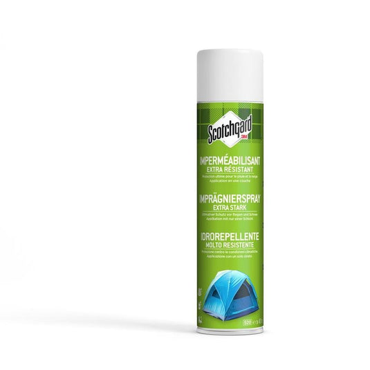 In posizione verticale è visibile una grande bomboletta verde da 400 ml di spray impermeabilizzante Scotchgard™ extra forte della 3M Deutschland GmbH. L’etichetta riporta un testo in diverse lingue e l’immagine di una tenda blu, ideale per una protezione extra forte dei tessuti.