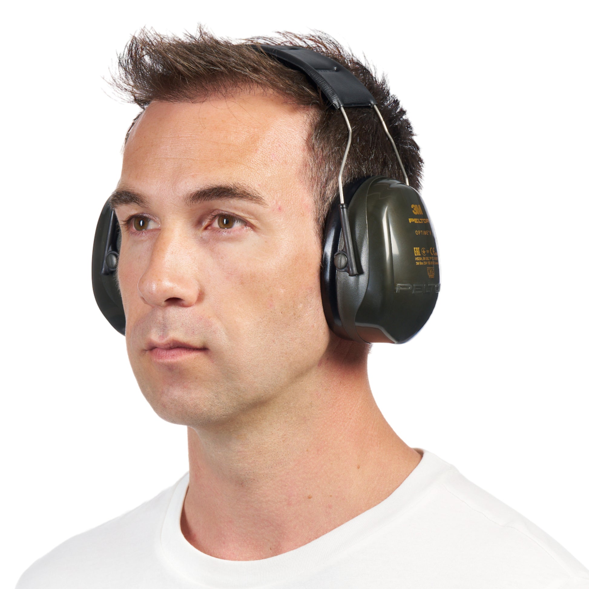 Ein Mann mit kurzen braunen Haaren, in einem weißen Hemd, trägt 3M™ PELTOR™ Optime™ II Kapselgehörschützer (SNR 31 dB, grün) von 3M Deutschland GmbH, leicht nach links gewandt vor einem schlichten weißen Hintergrund.
