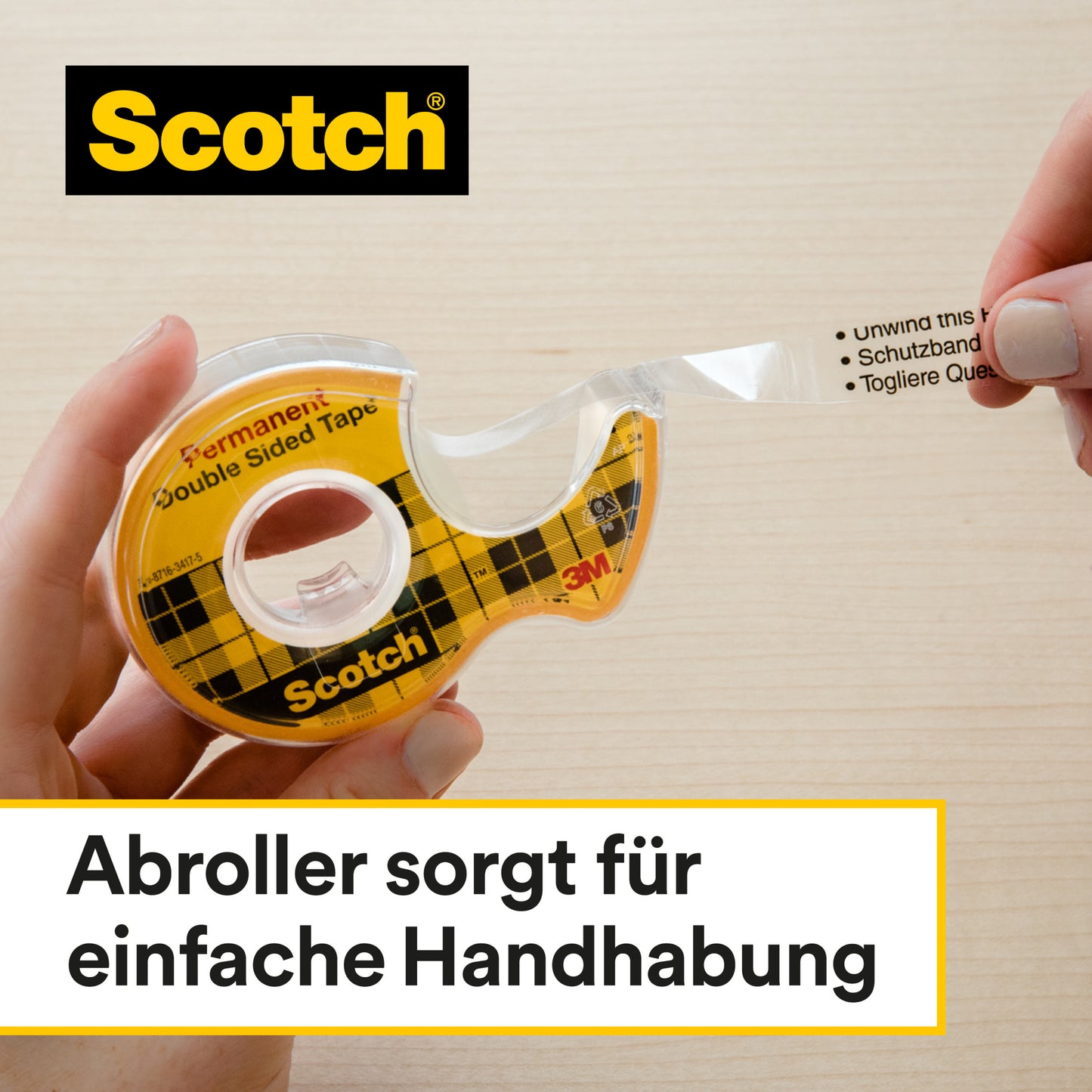 Eine Hand zieht Scotch® doppelseitiges Klebeband, Nachfüllpackung (2 Rollen, 12 mm x 6,3 m) von 3M Deutschland GmbH aus einem gelben Abroller auf hellem Holz; oben links sind "Abroller sorgt für einfache Handhabung" und "Scotch" sichtbar.