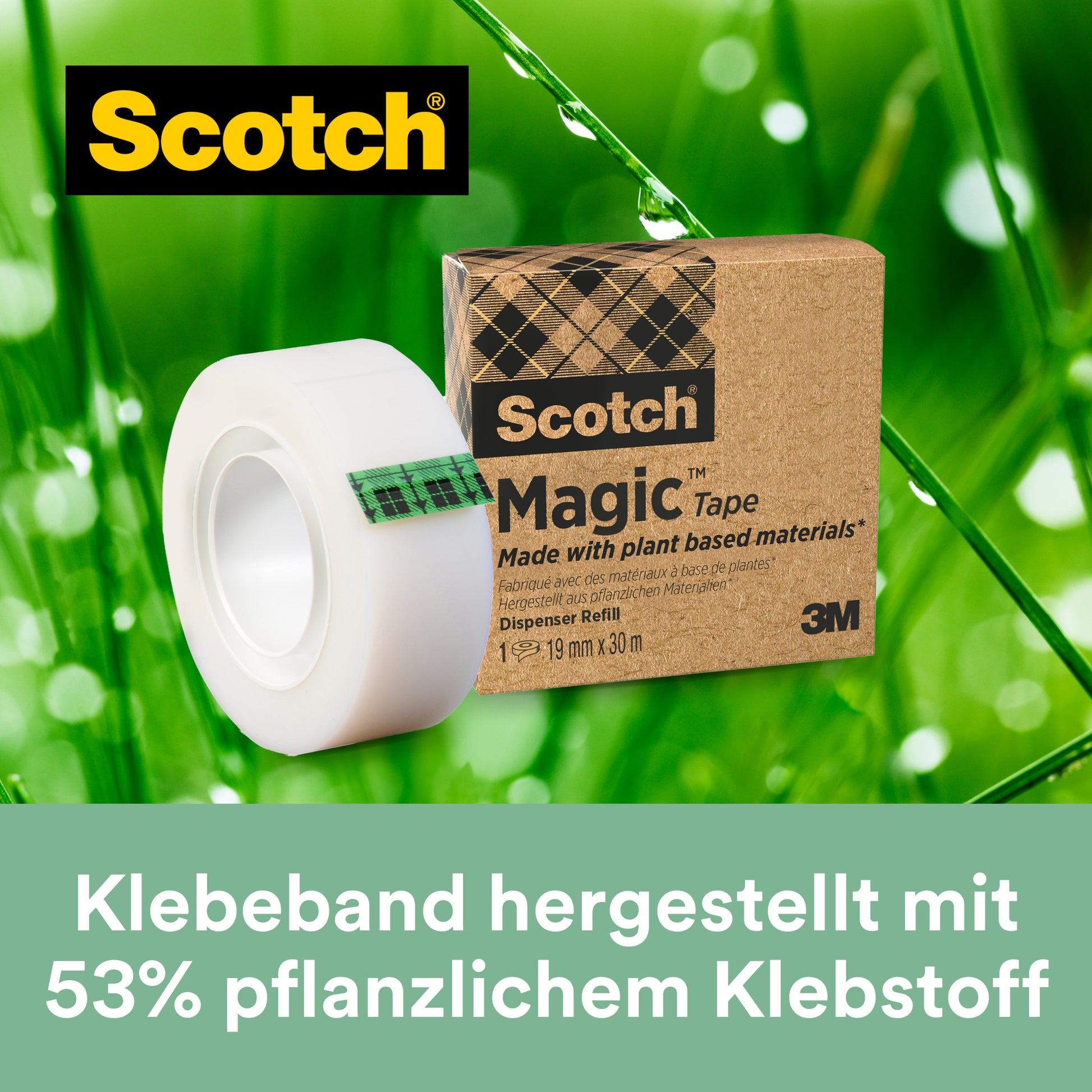 Eine Dreierpackung Scotch® Magic™ Klebeband (19 mm x 33 m) der 3M Deutschland GmbH mit 66 % pflanzlichem Klebstoff und einem schwarzen C38-Abroller, abgebildet in einer braunen Kartonverpackung auf grünem Hintergrund mit deutschem Text.