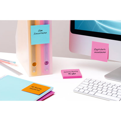 Auf dem Schreibtisch liegen ein Computer, eine Tastatur, Ordner, Lineal, Notizbuch und bunte Post-it® Super Sticky Notes Würfel (76 x 76 mm, 100% PEFC) von 3M Deutschland GmbH für Meeting-Erinnerungen und Organisation.