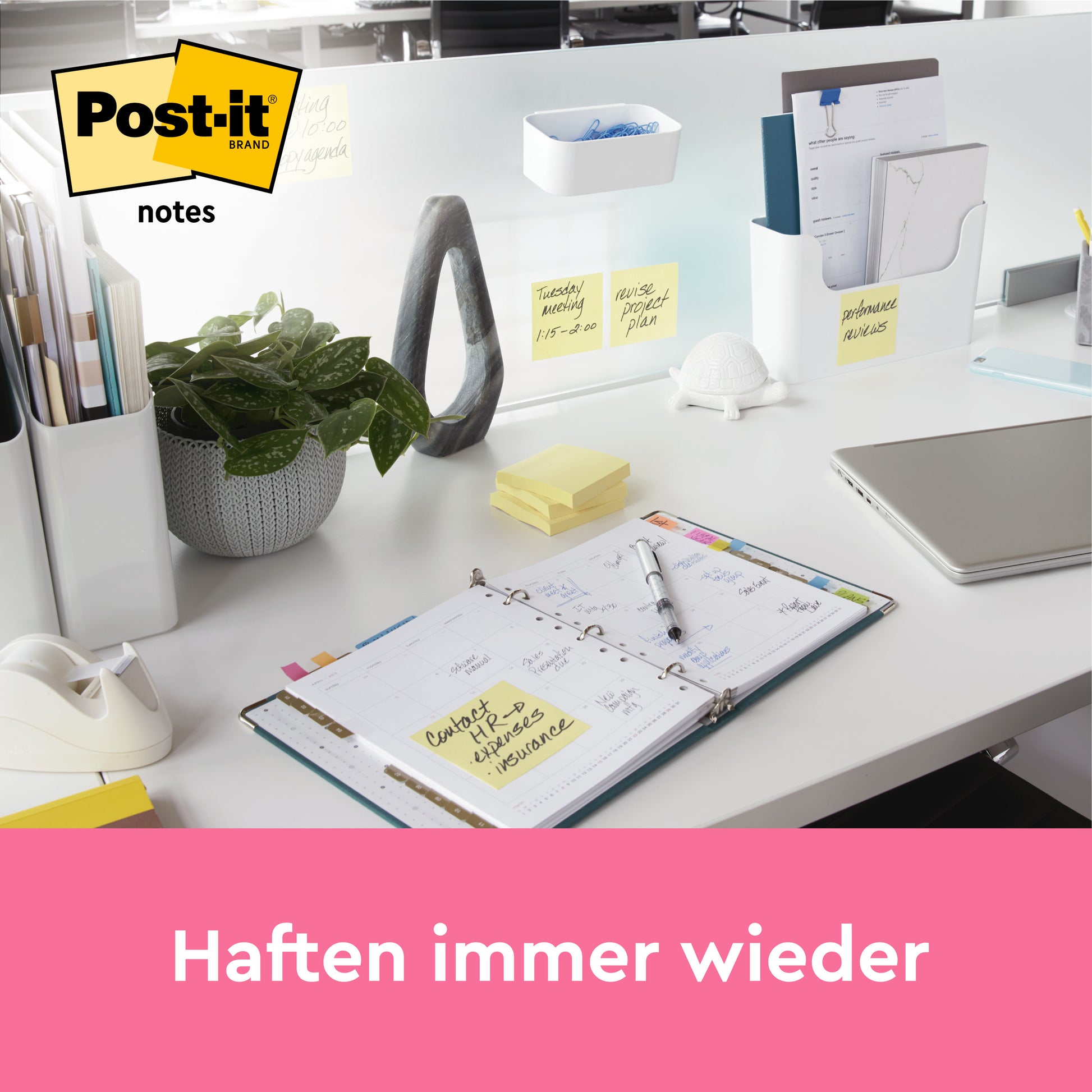 Ein weißer Schreibtisch mit Büromaterial, einem Wochenplaner und gelben Post-it® Notes (3M Deutschland GmbH, 76x76 mm, 16+4 Promotion). Das Post-it Logo ist oben links. Darunter der Text: "Haften immer wieder." Die Verpackung ist 100% PEFC-zertifiziert.
