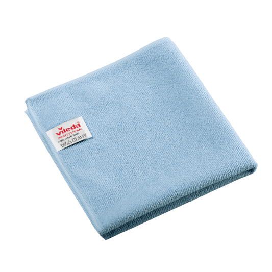 Gefaltetes blaues Vileda Professional r-MicroTuff Swift Microfasertuch mit eingenähtem weißem Etikett, das Markenname und Pflegesymbole trägt.